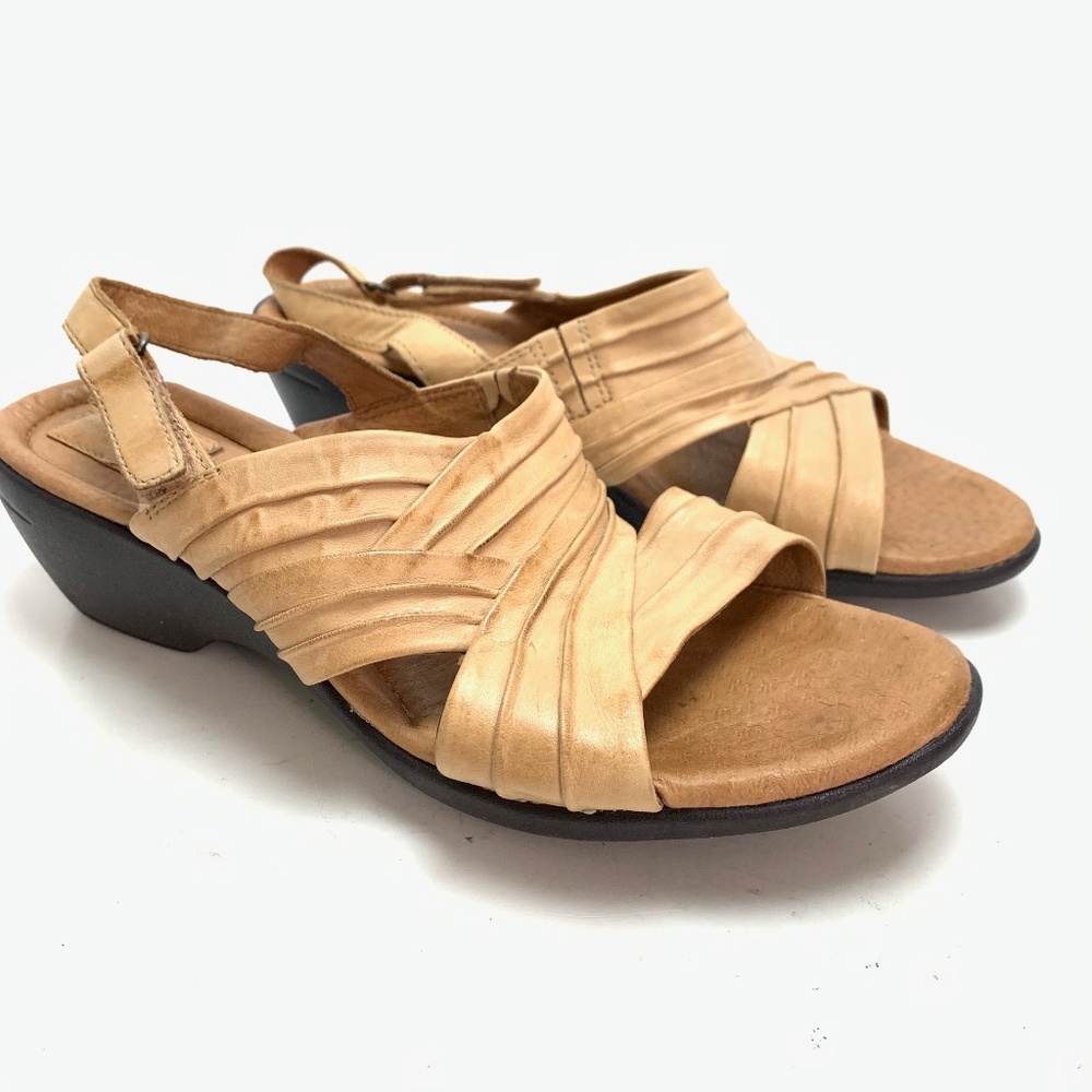 CLARKS ARTISAN Beige Leather Sandals Shoes sz 10 W